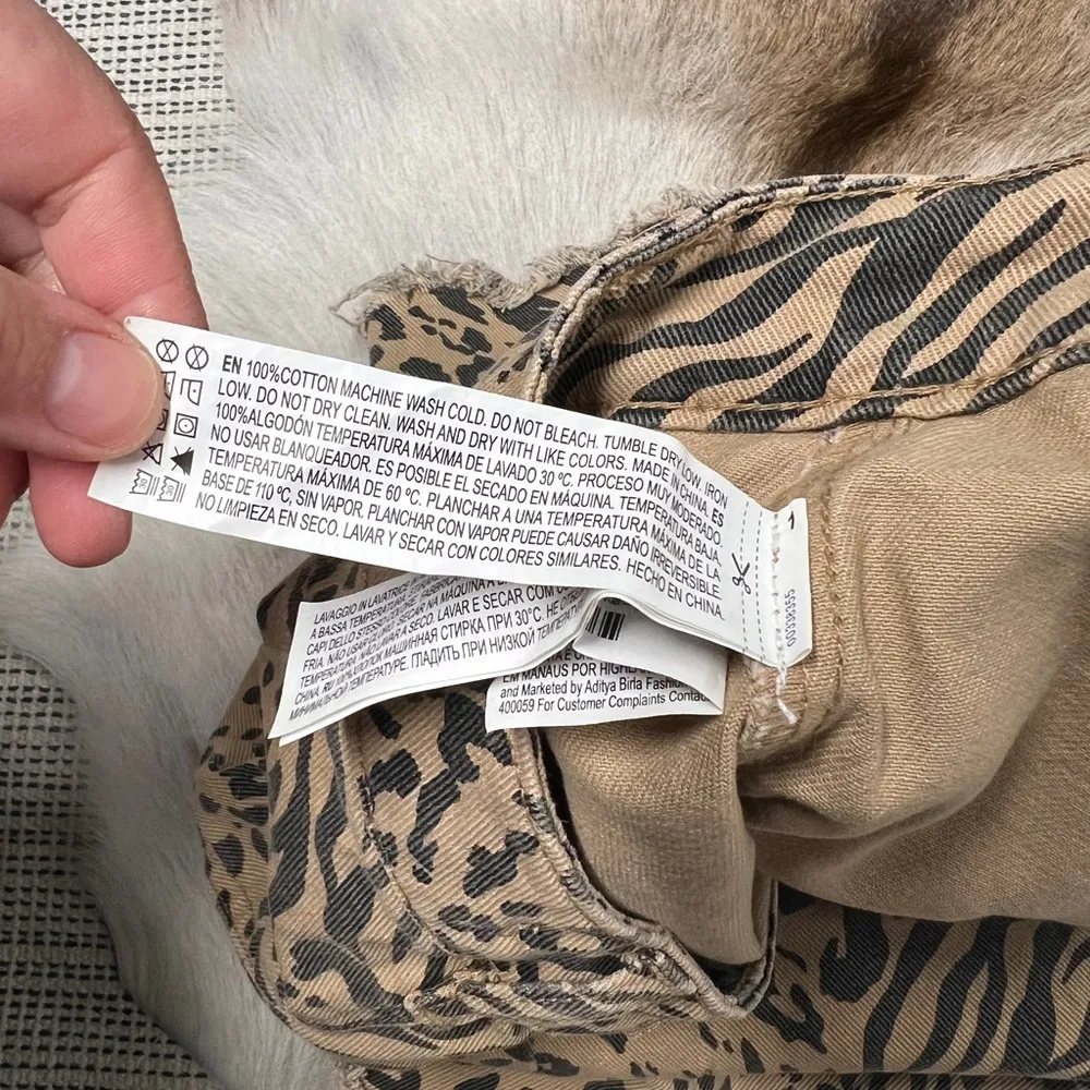 D. Jeans  animal cheetah print tan black mini skirt cotton size medium raw hem - Image 2