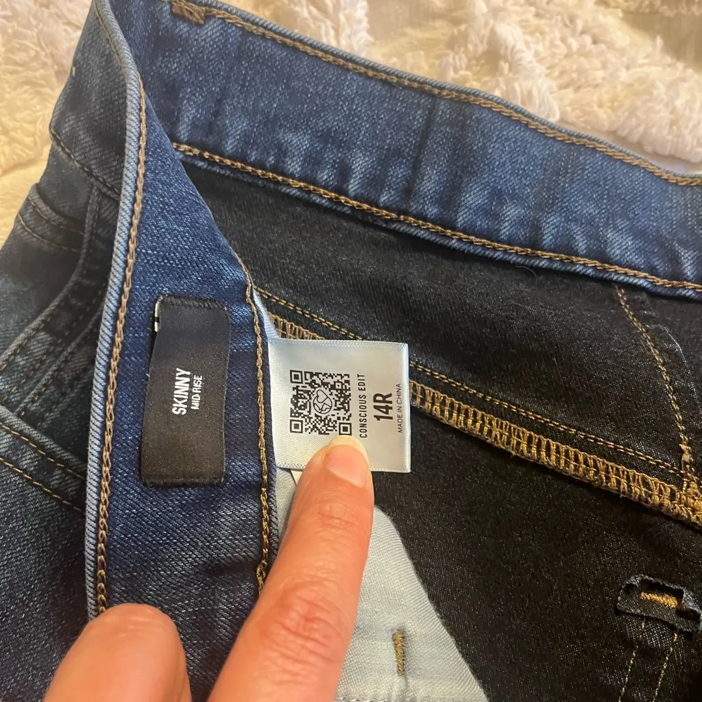 Cute shade of jeans. Super comfortable and trendy! - Image 4