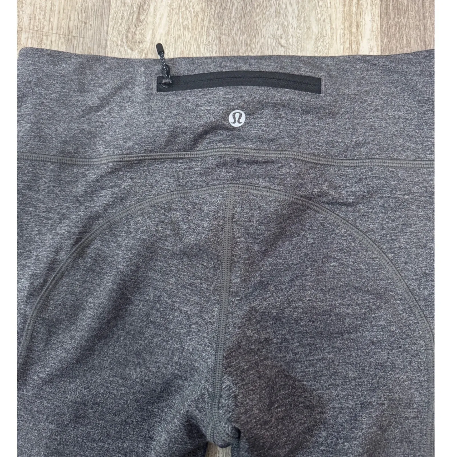 Lululemon Run Performance Tight with Back Zip Pocket Size 6 - Image 4