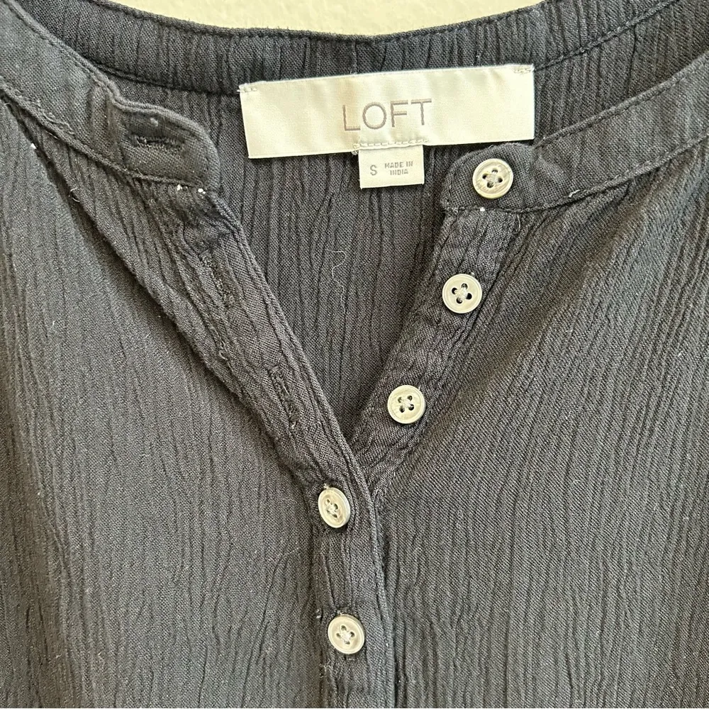 LOFT Black Mixed Media Crinkle Sleeveless Top Small - Image 4