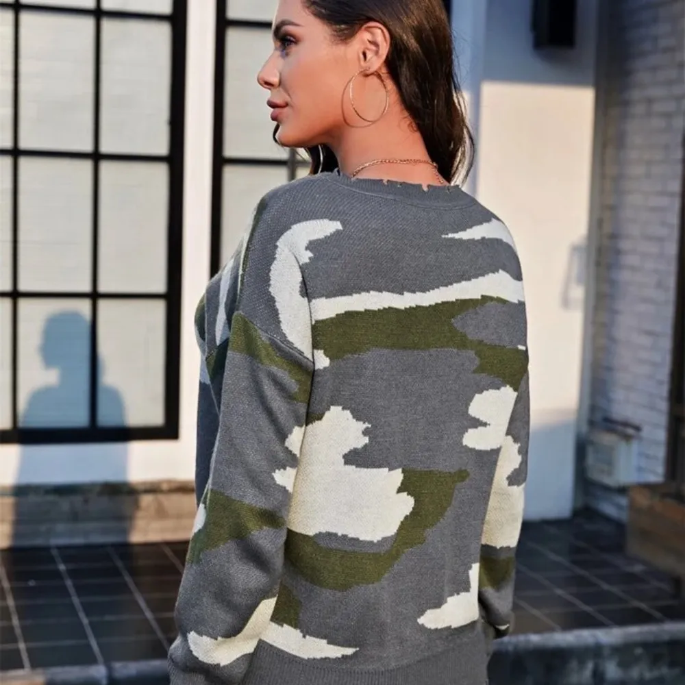 Distressed camo sweater gray, size large no brand Gray - Image 6