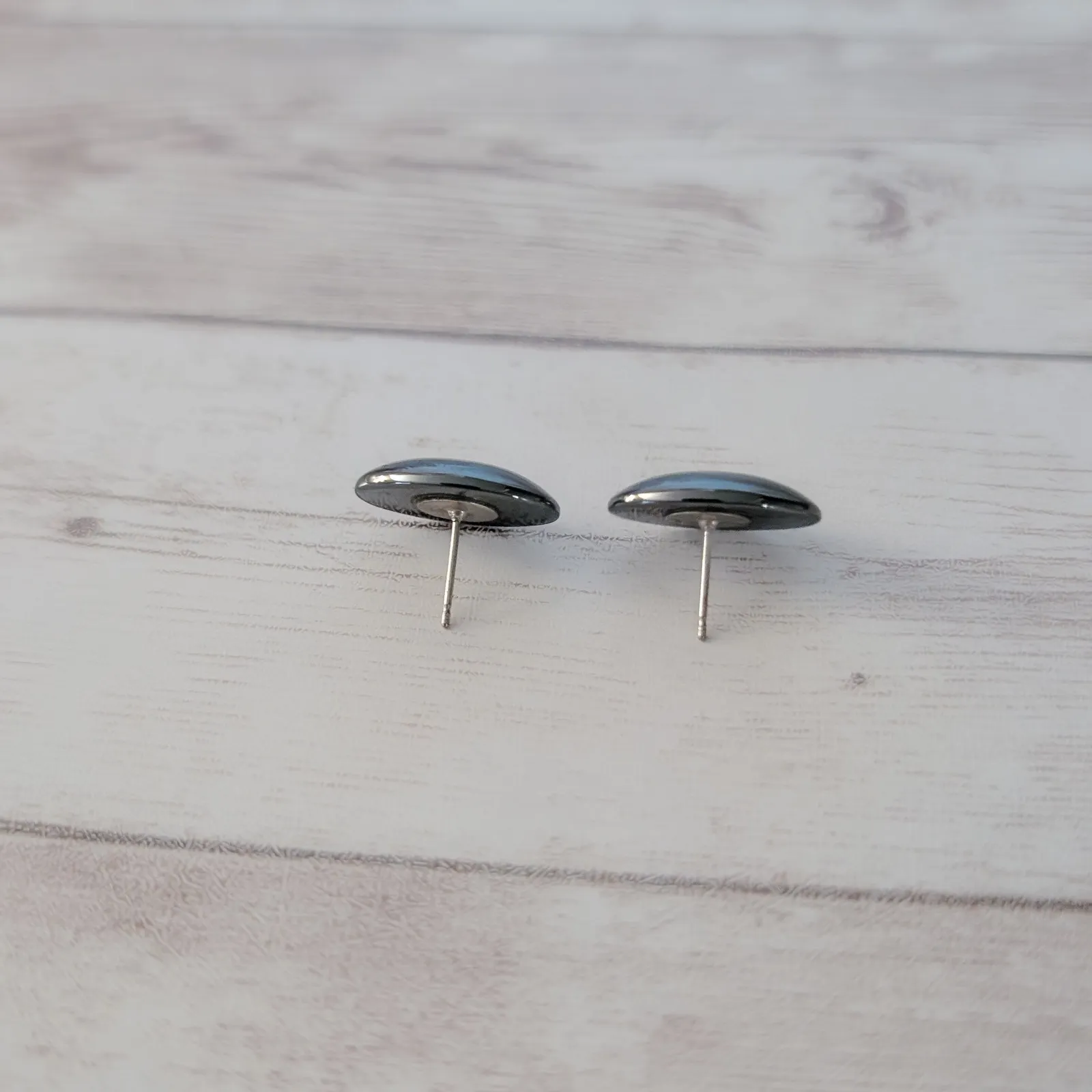 Vintage Stud Earrings Dark Gray Metallic Oval - Image 6