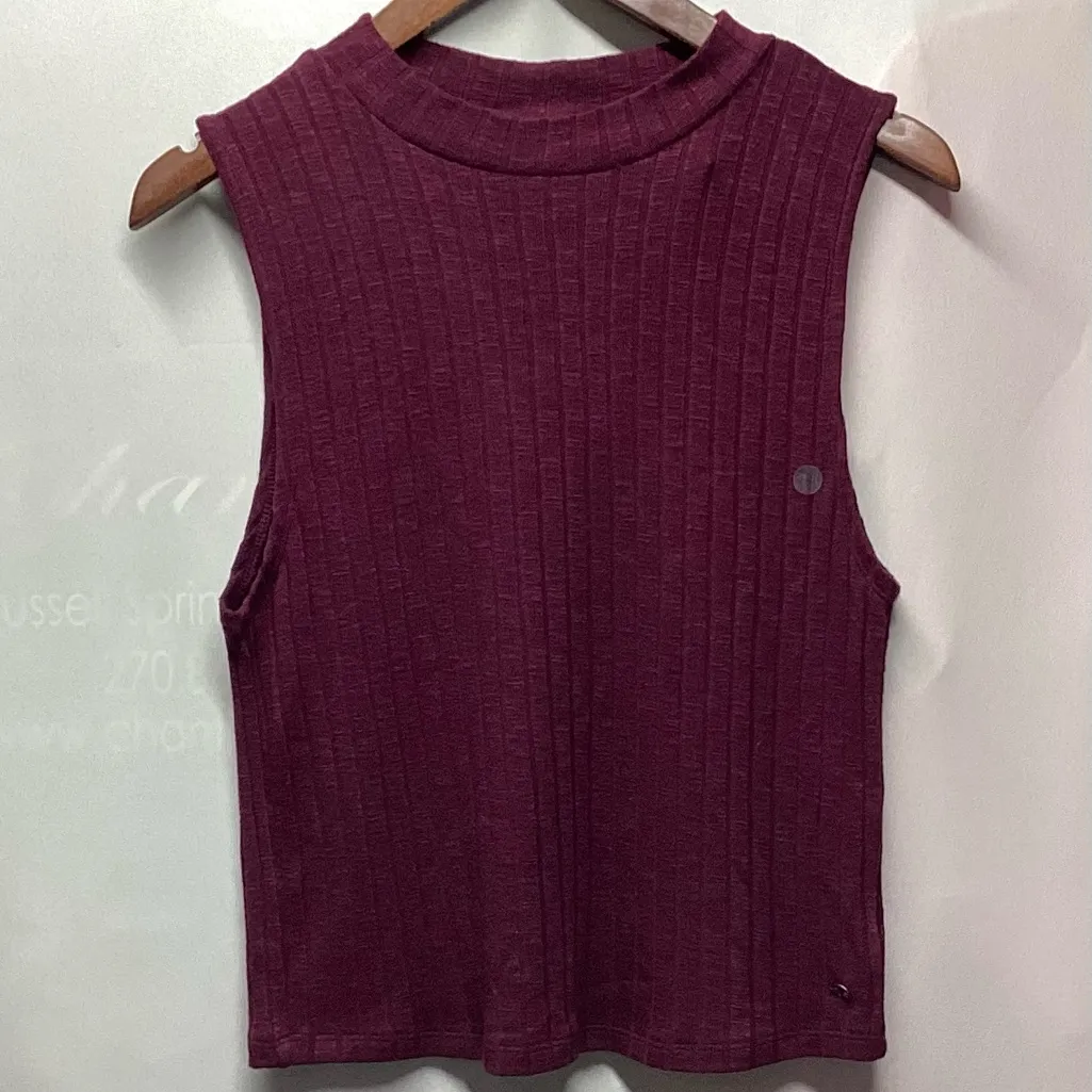 American Eagle  ribbed high neck sleeveless sweater.Size Large. Burgundy - Image 3