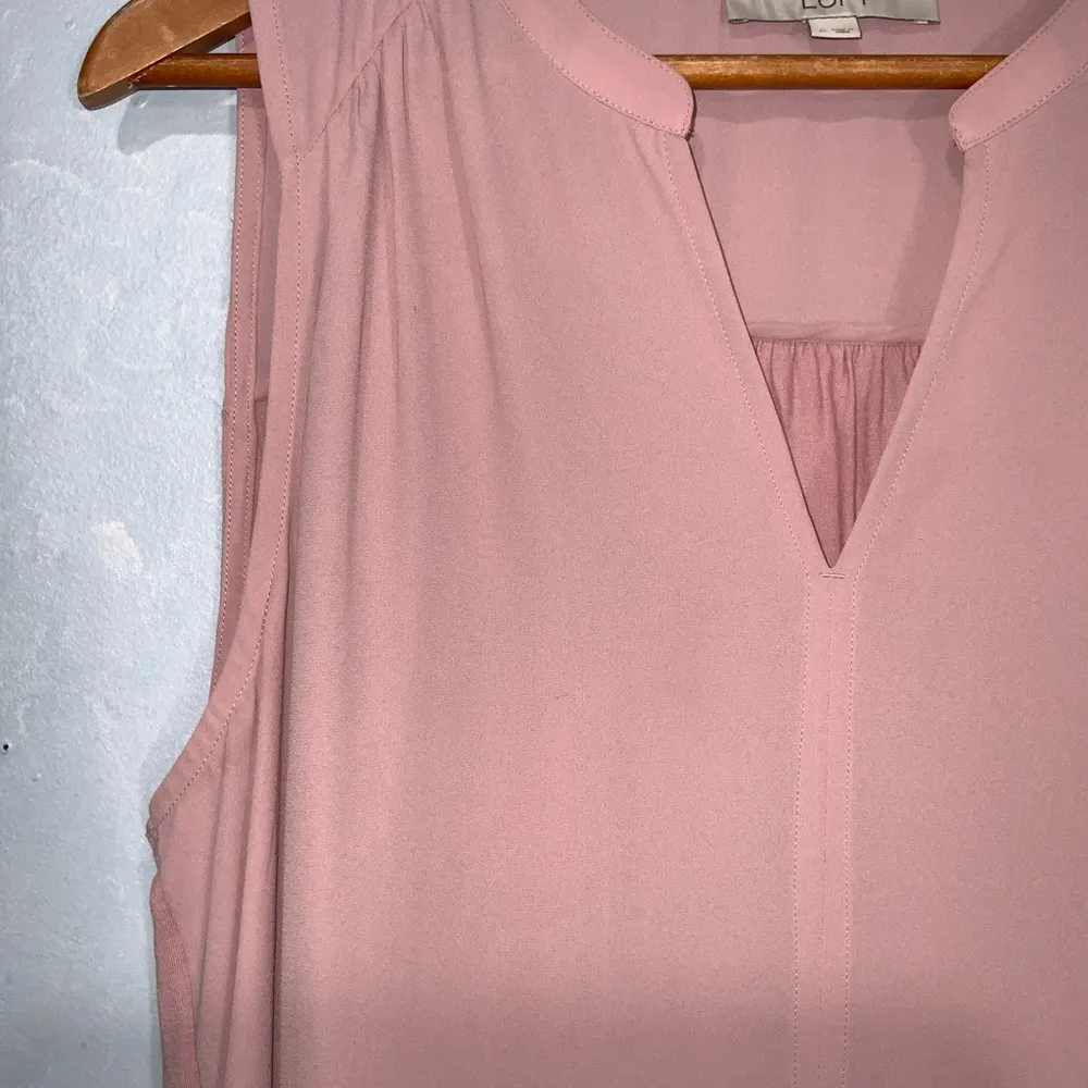 LOFT Dusty Rose Sleeveless Notched Neck Pleat Shoulder Loose Fit Tunic Blouse L - Image 4
