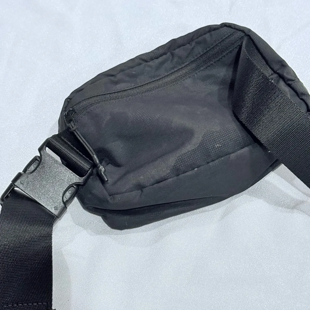 Amazon Black Camouflage Crossbody Bag - Image 4