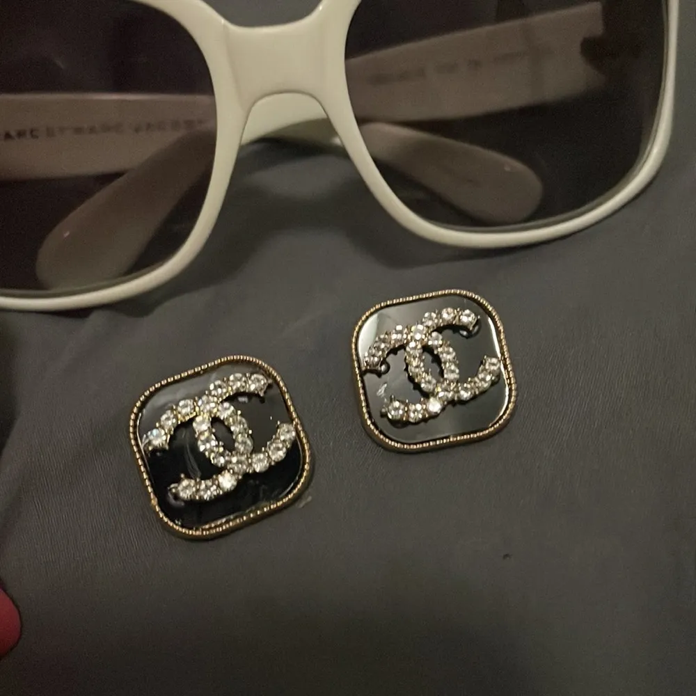 MJ sunglasses with earrings - Image 13