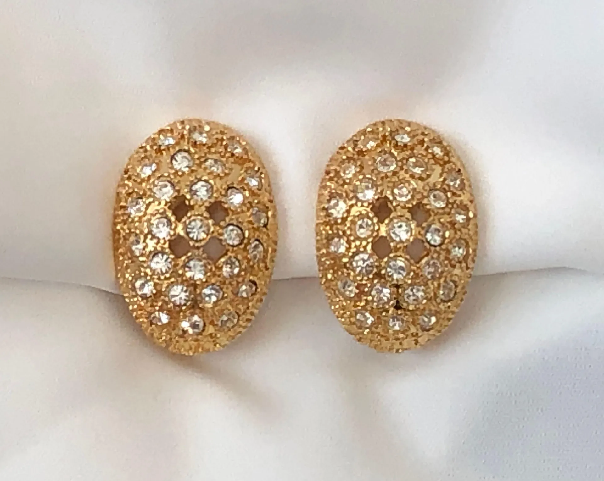 Glamorous Vintage Gold Tone & Sparkly Rhinestones Clip On Earrings - Image 3