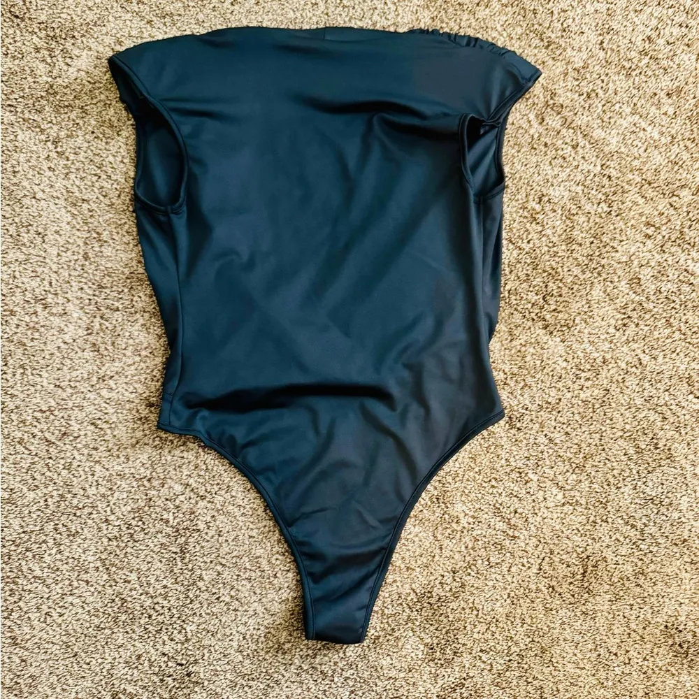 Ruched Shoulder Pads
Plunging Neck Bodysuit
Black / 4(S) - Image 4