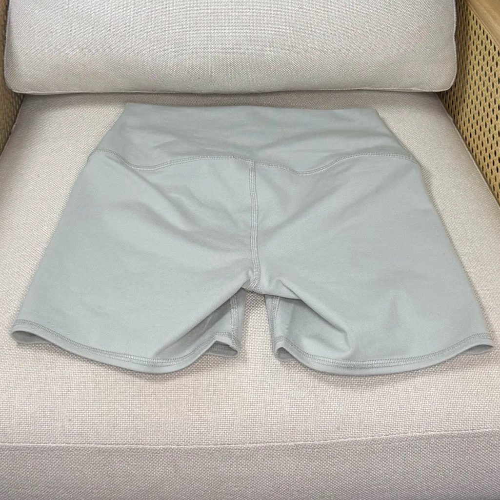 Alo Yoga Airbrush Short 5" Size small - Image 4