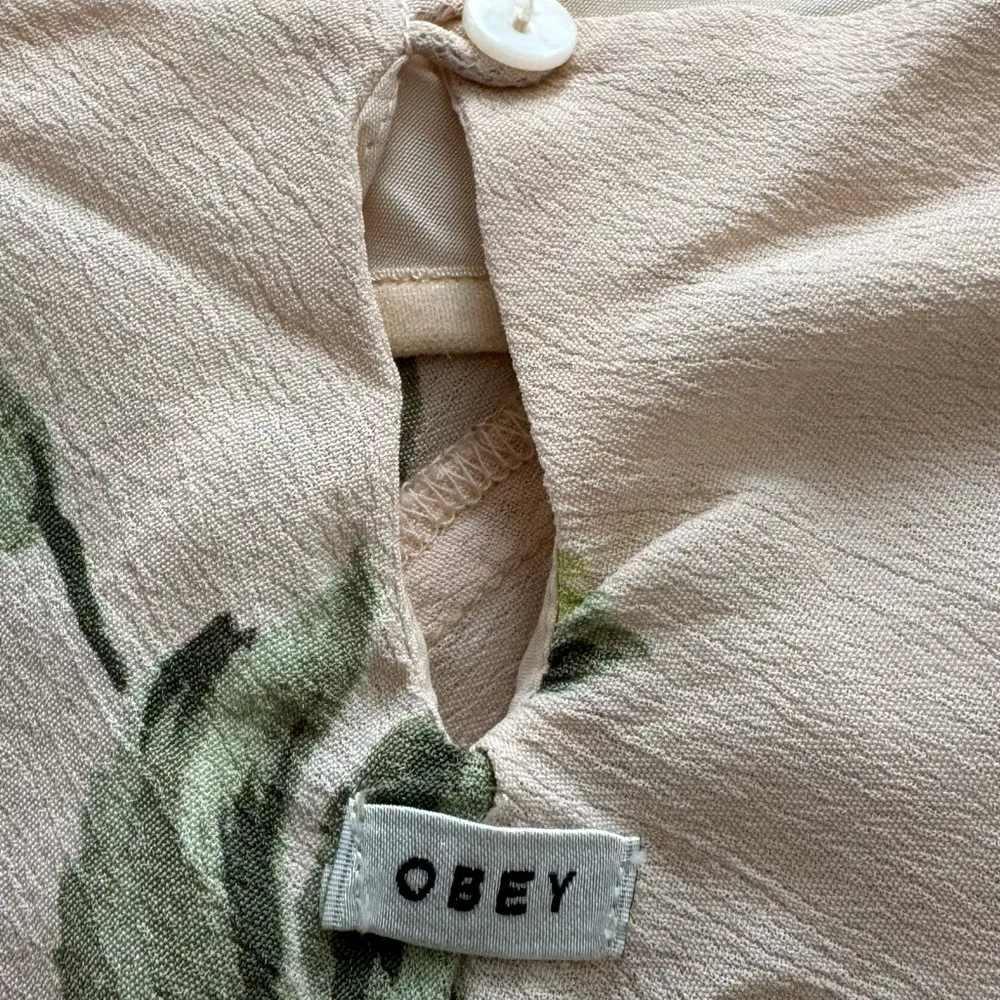 Obey beige floral Y2K spaghetti straps slip dress, size M criss cross back boho - Image 7