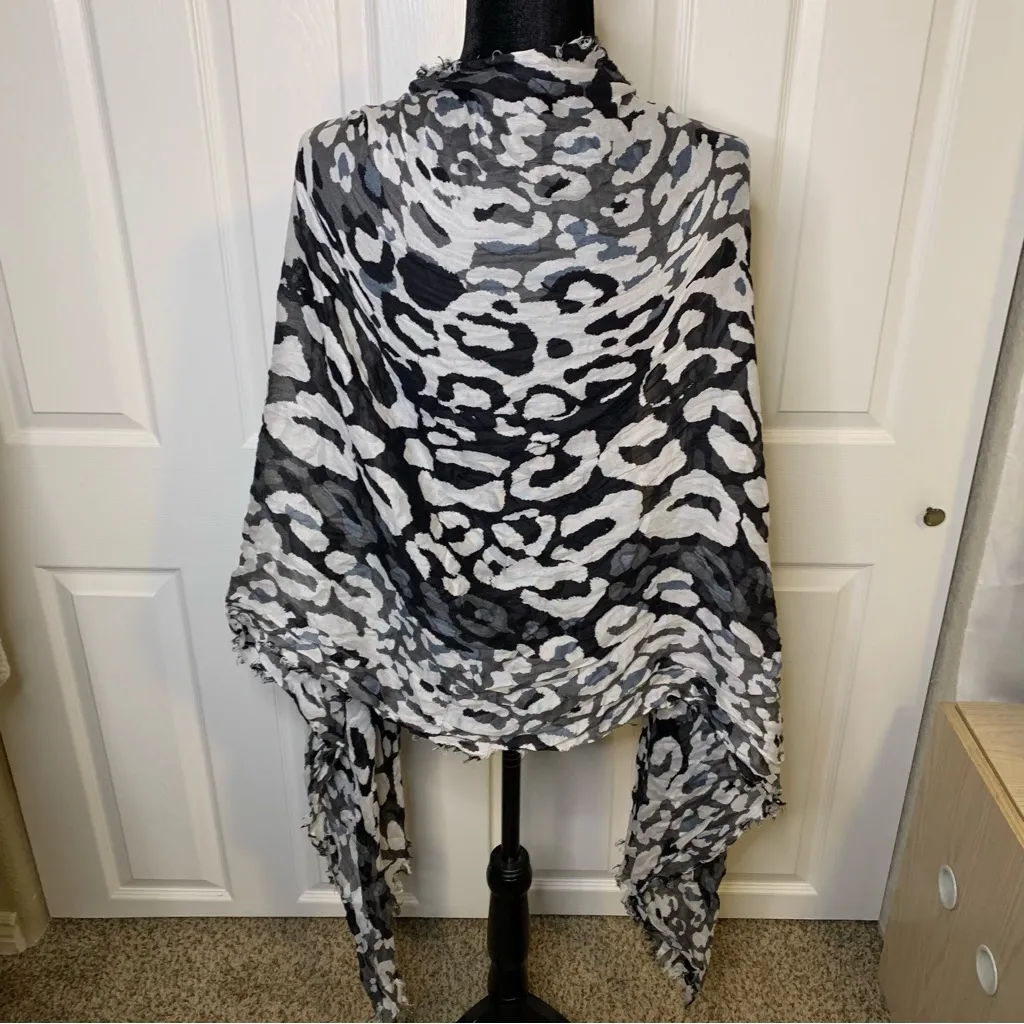 Black and White Leopard Print Scarf - Image 4