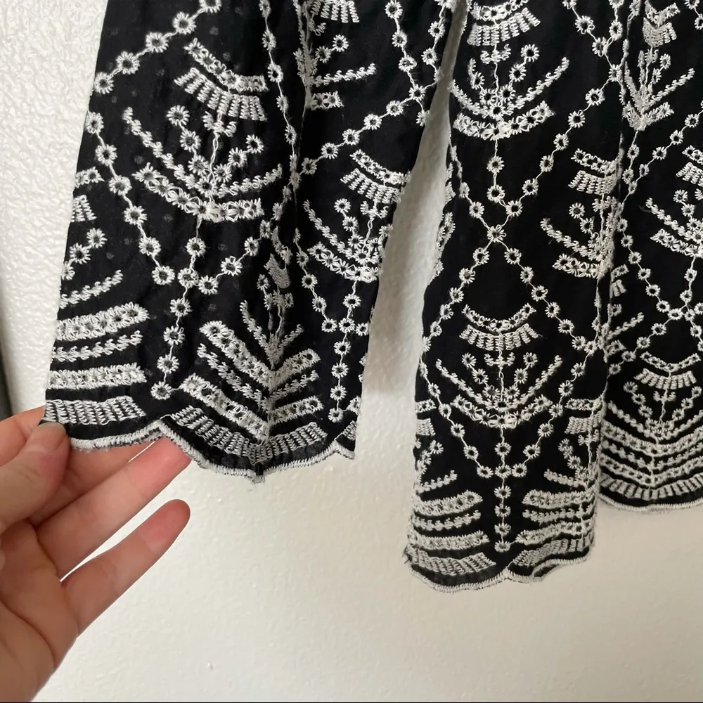 Gap Long Sleeve Black & White Embroidered Top Size Small - Image 4