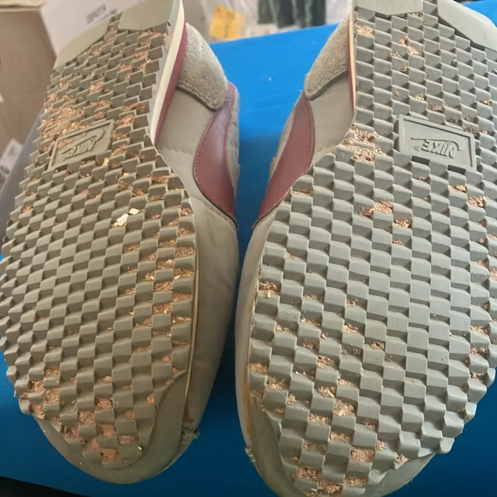 Nike Gray and burgundy Sneakers 7 - Image 5