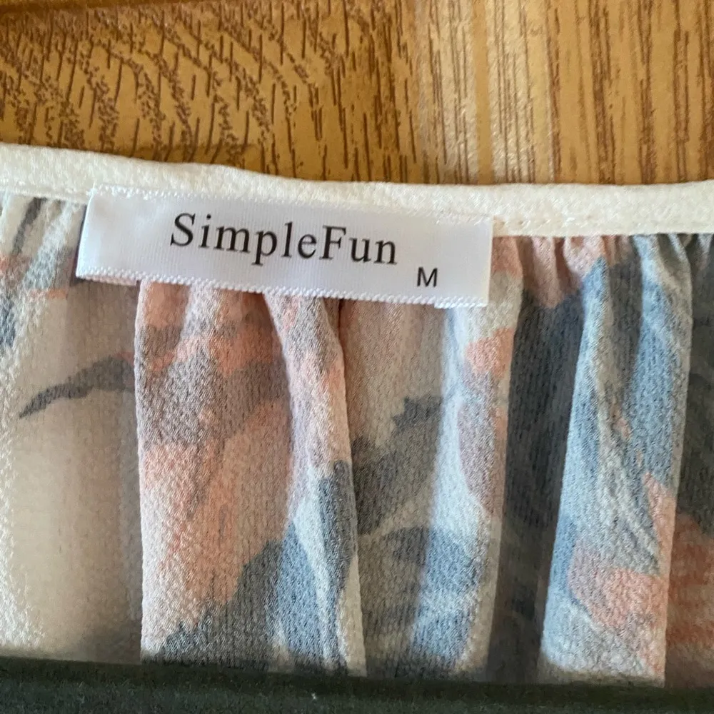 White Floral V Neck Woman’s Short Sleeve Top Dressy Orange Red Black Size M - Image 2