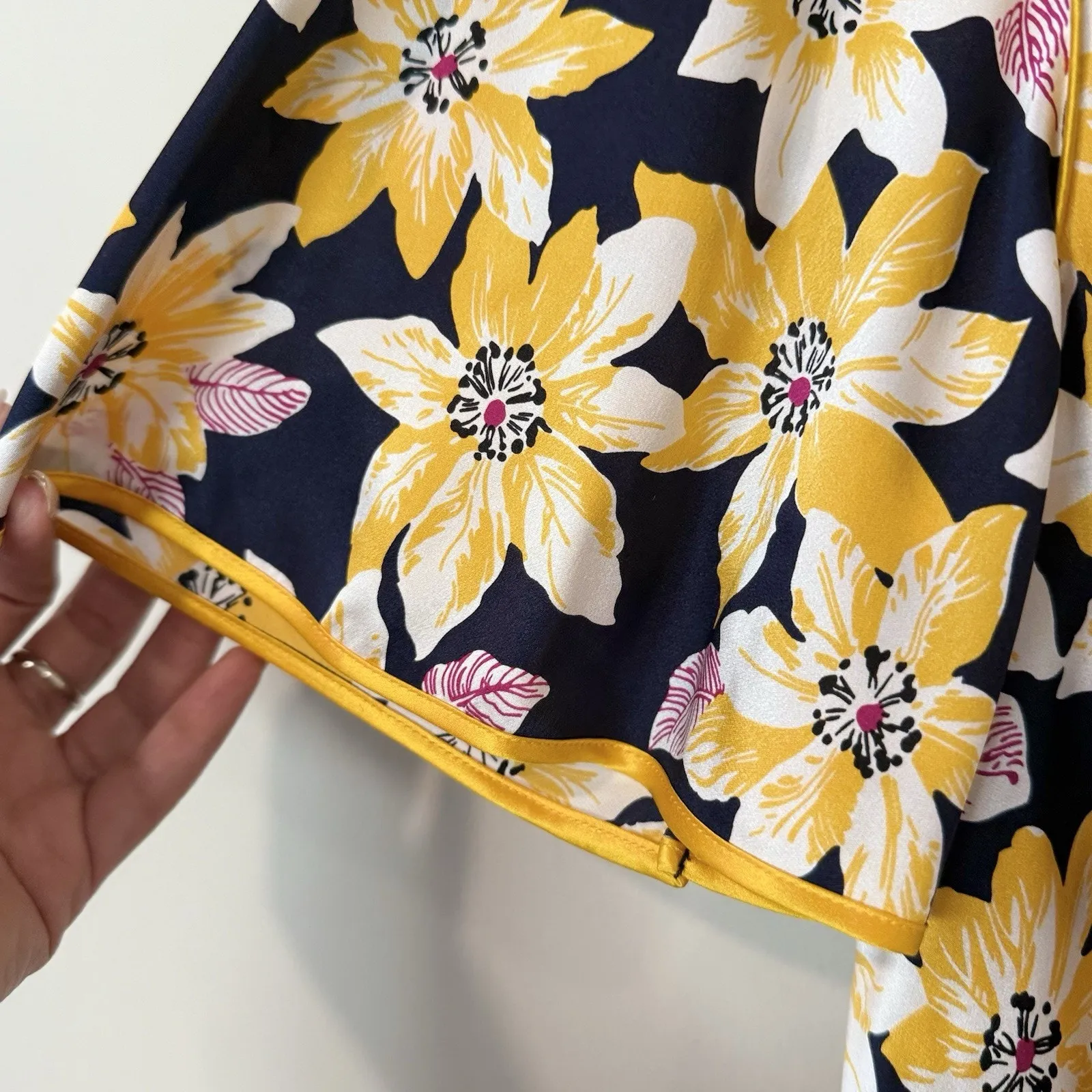 CINQ A SEPT Kristi Floral Silk Crop Top Blouse Size Small Xx1363 Yellow - Image 3