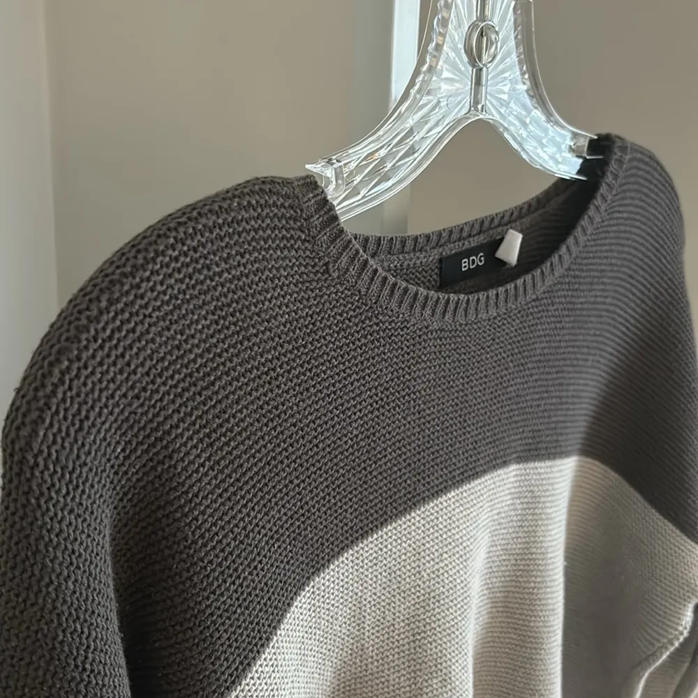 Urban Outfitters BDG Gray Color Block  Sweater Size Medium - Image 4