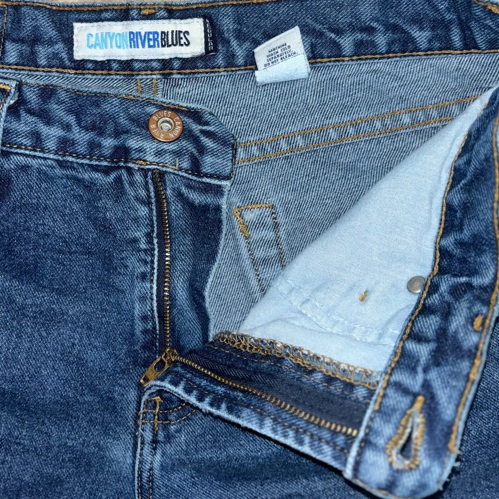 4/$15 CANYON RIVER BLUES MID RISE BOOTCUT FLARE MEDIUM WASH 5 POCKET JEANS - Image 4
