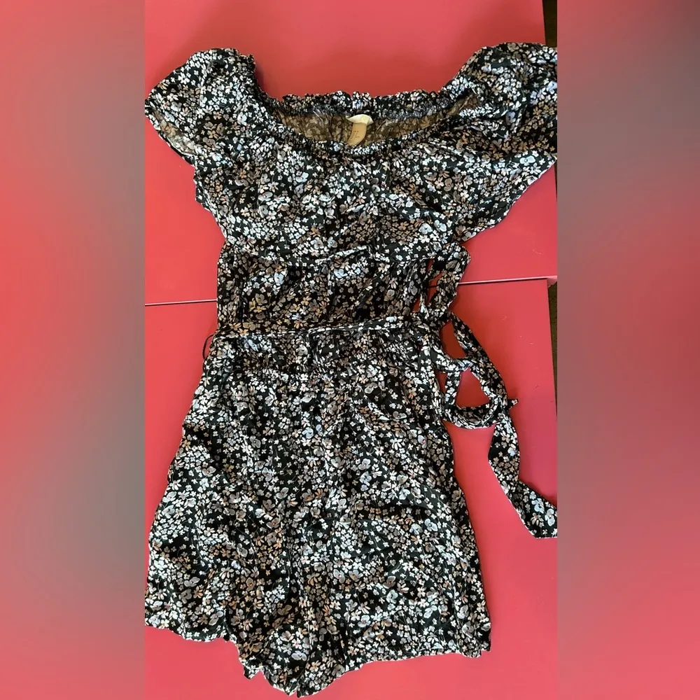 H&M Blue and White Floral Romper - Image 4