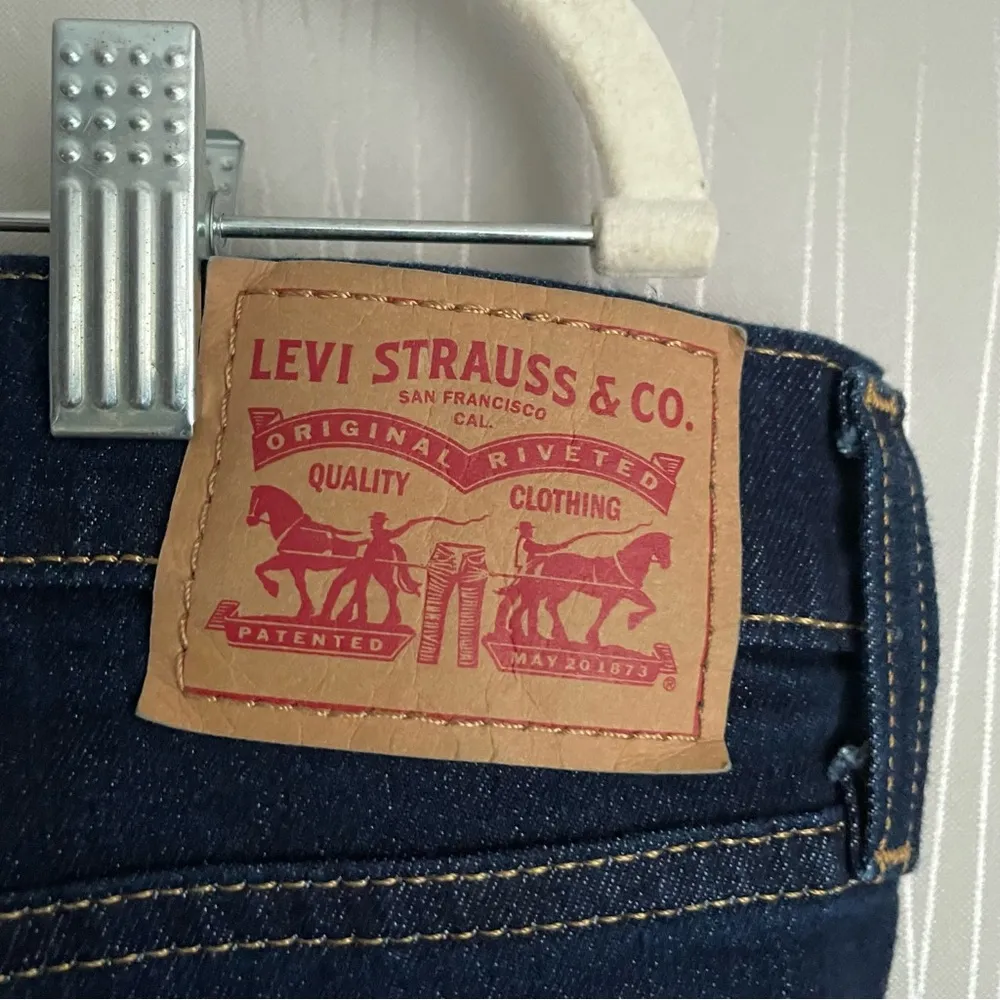 Levi’s Women's Plus Size 724 High-Rise Straight Jeans Size 18W Short Dark Wash - Image 11