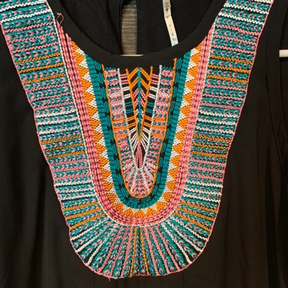 Vici embroidered front sleeveless top sz L - Image 4