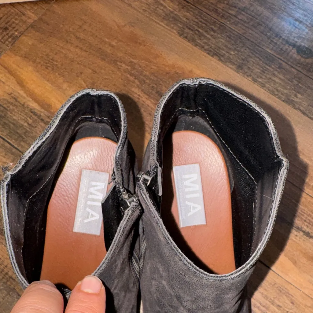 MIA Black Ankle Booties with Brown Heel - Image 8