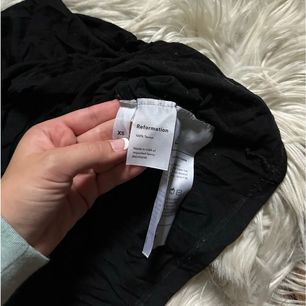 REFORMATION Black Cropped Crew Tee In Black - Image 4