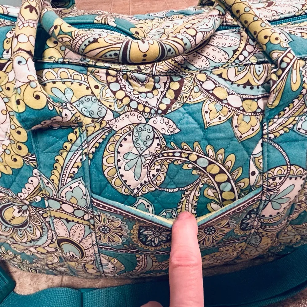 Vera Bradley 20” Weekender bag. - Image 2