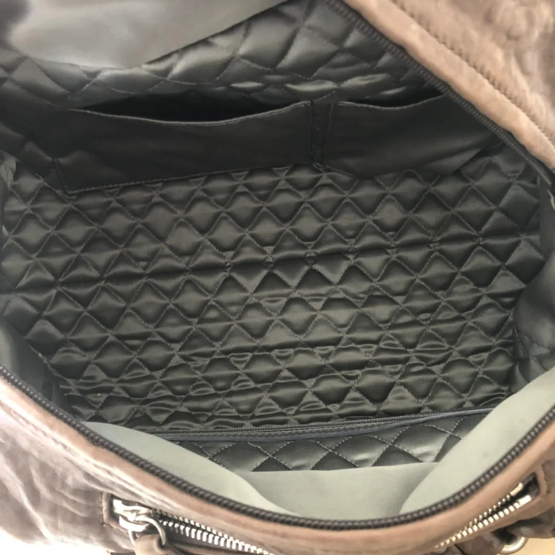 Chanel QUILTED LEATHER SHOULDER BAG - Image 10