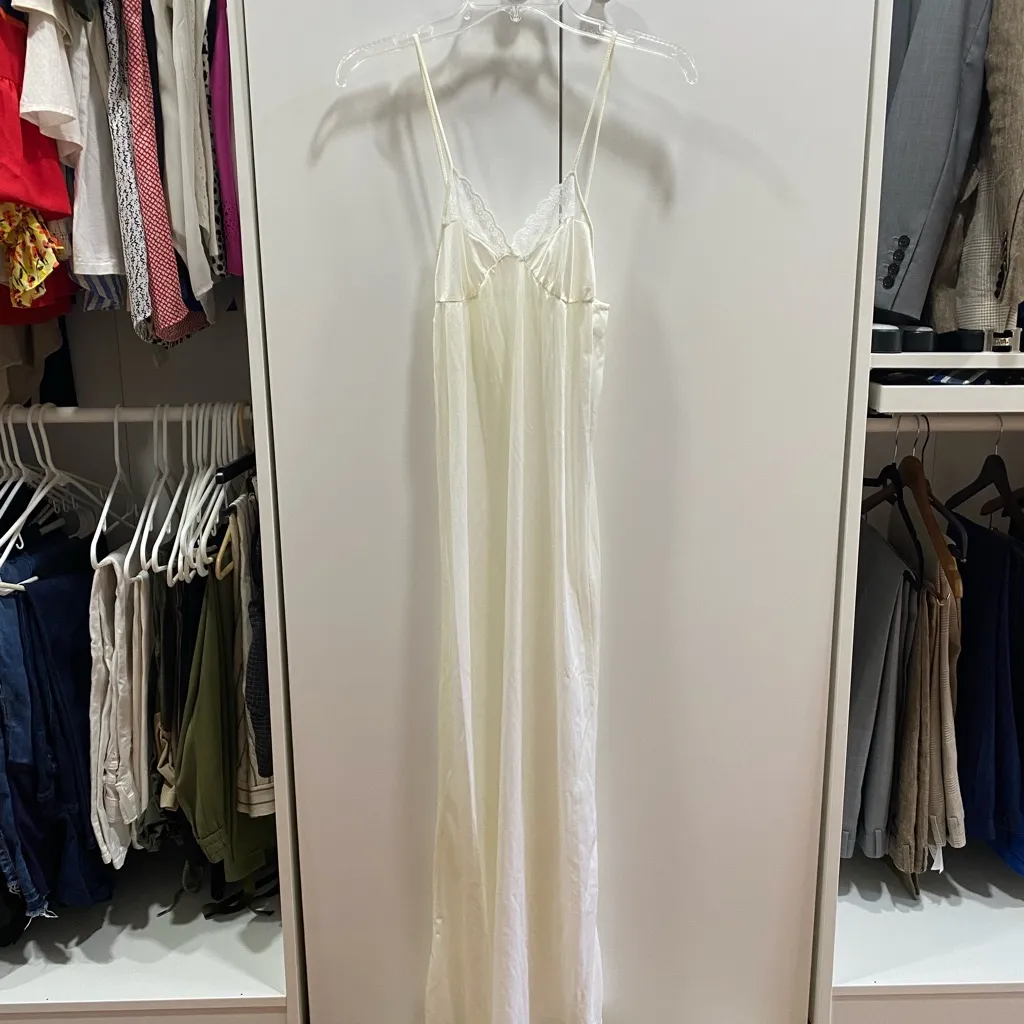 Elegant Ivory Lace - Image 3