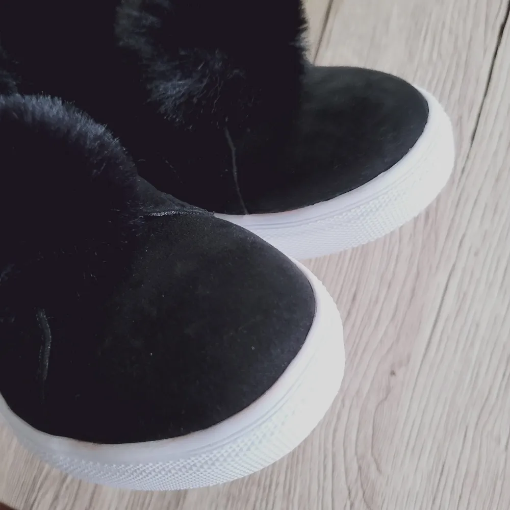 Arizona Jeans pom sneakers size 9 - Image 4