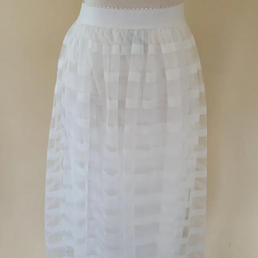 Metrowear white striped midi skirt size medium - Image 5