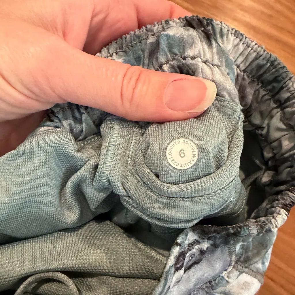 Lululemon speed up 4 inch shorts size 6 Women's Blue Patterned Shorts - Image 3