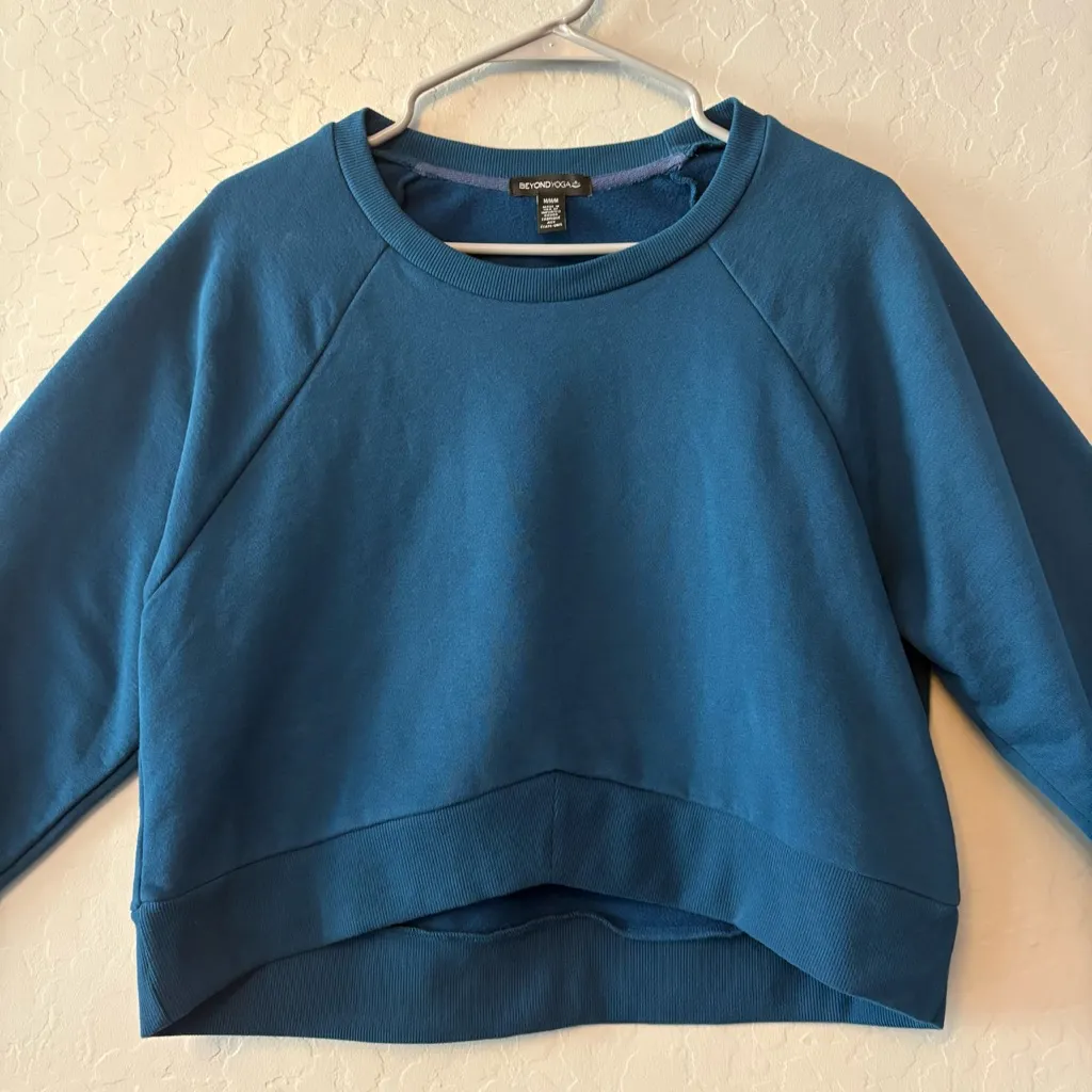 Beyond Yoga Uplift cropped pullover high low sweatshirt in blue gem size medium - Image 3