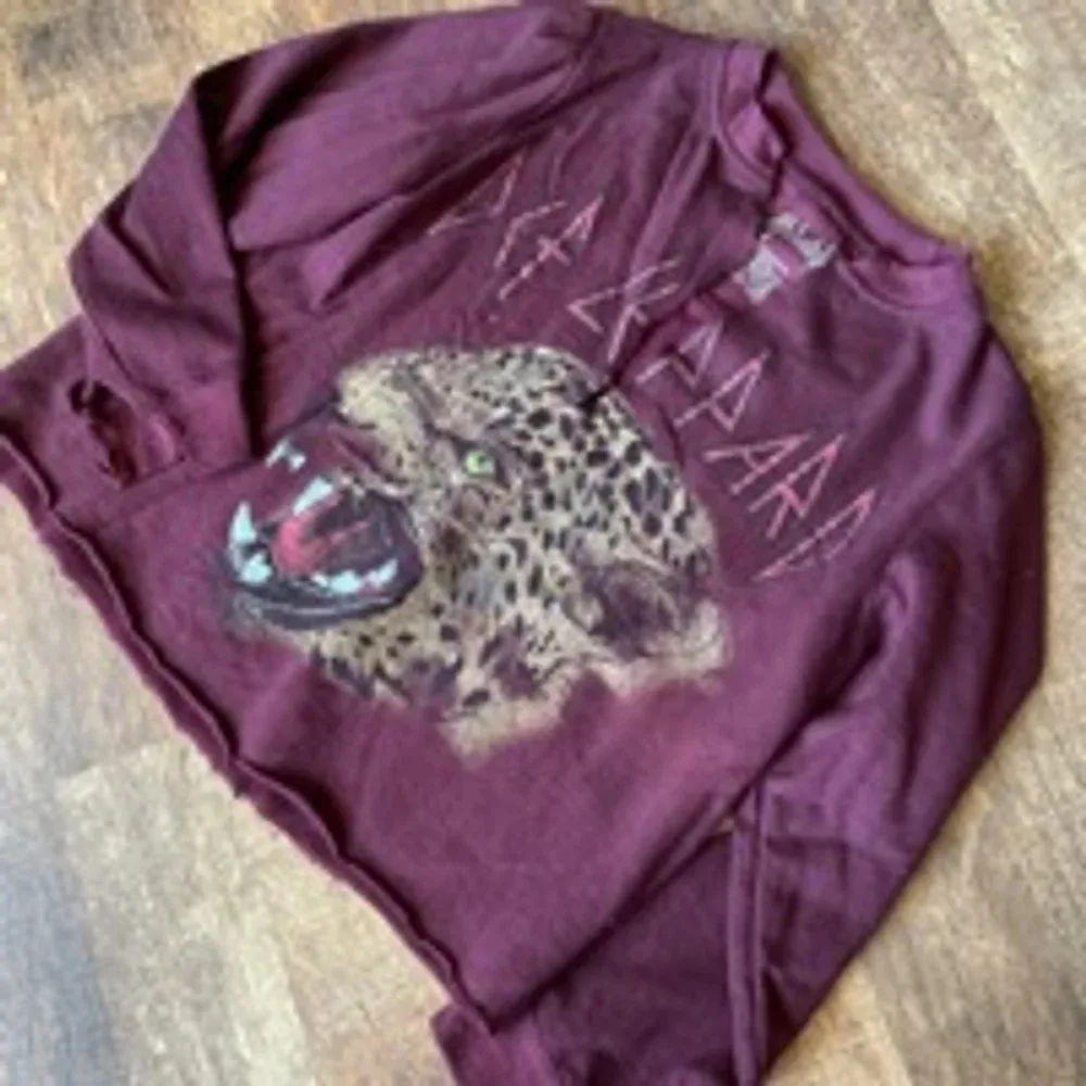 Def Leppard Cropped Raw edge vneck sweatshirt crewneck sweatshirt - Image 2