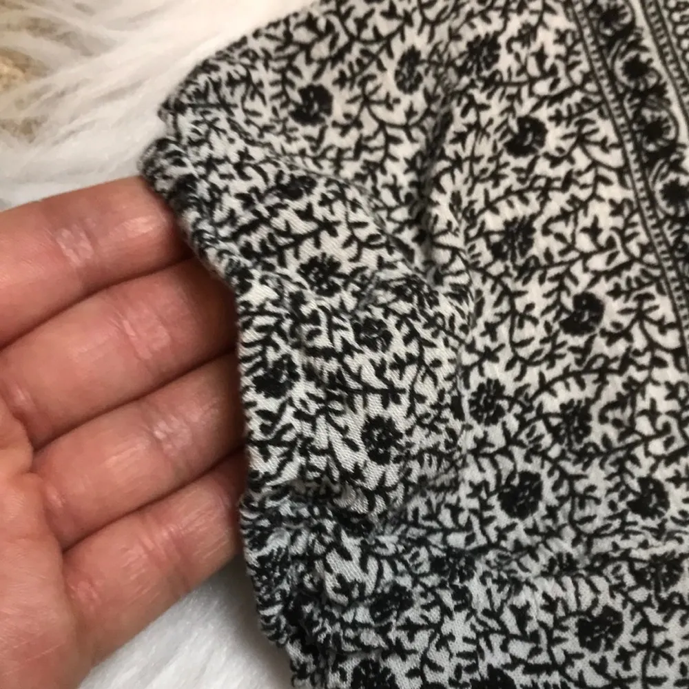 L’ATISTE Women’s Floral Crochet Off the Shoulder Black White Romper - Image 6