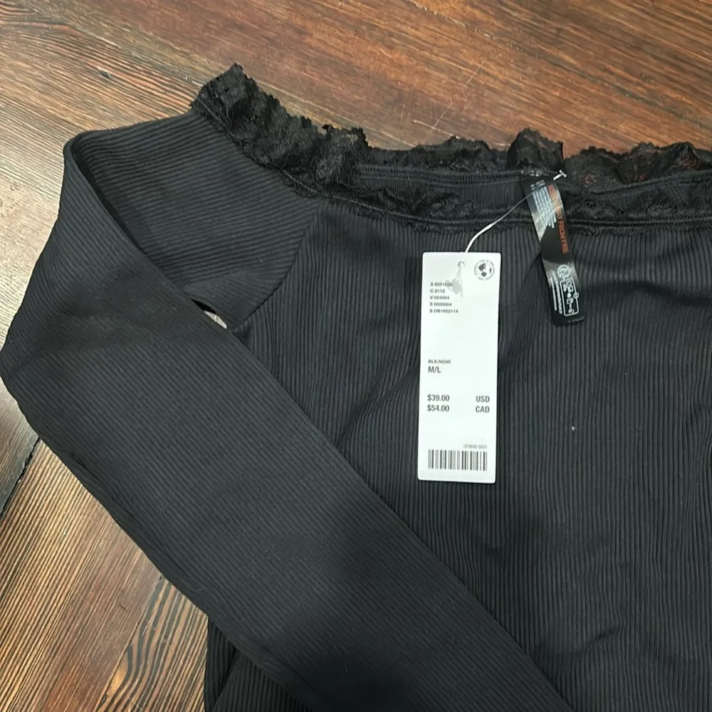 black off the shoulder tight crop top with lace trim - Image 2