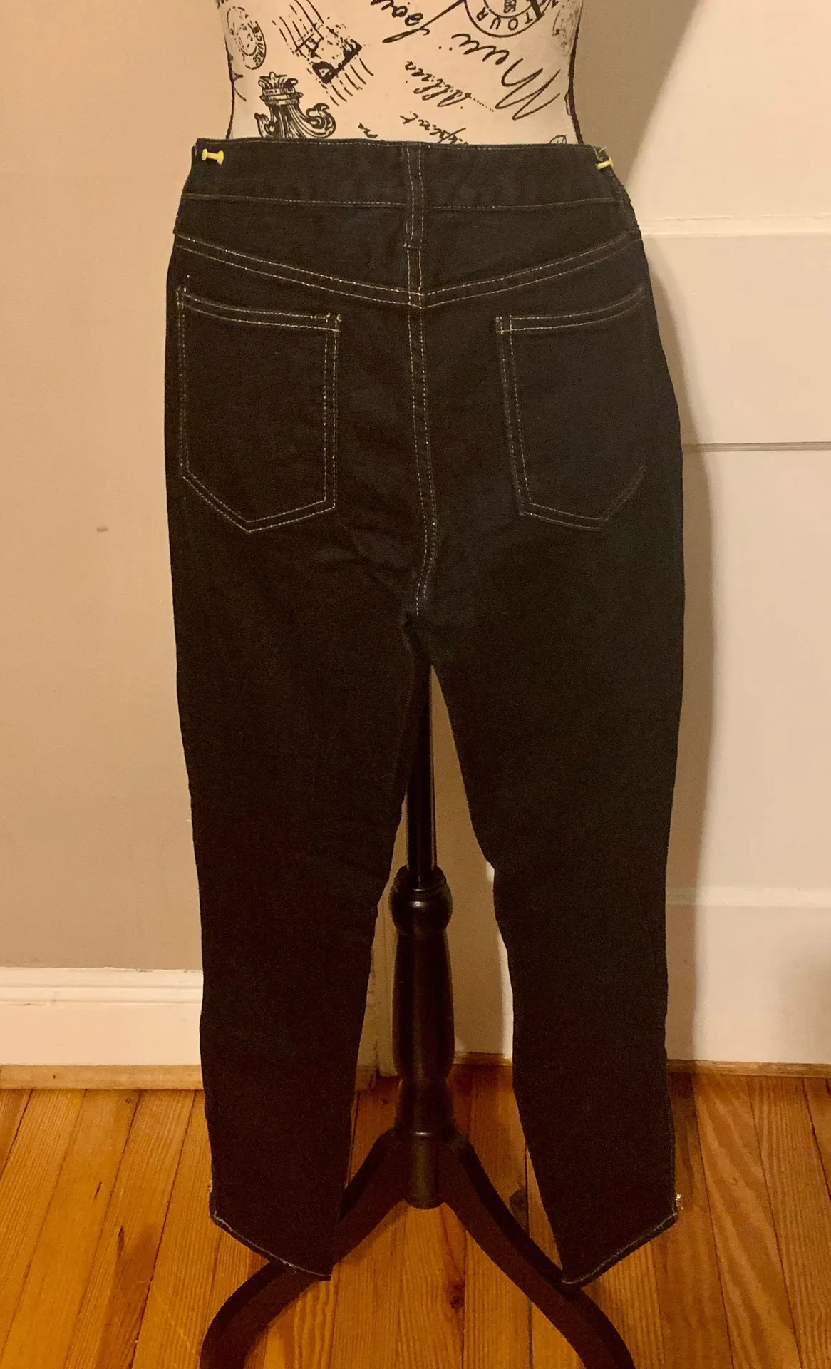 Cropped Slim Jeans....Sz: 28 - Image 2