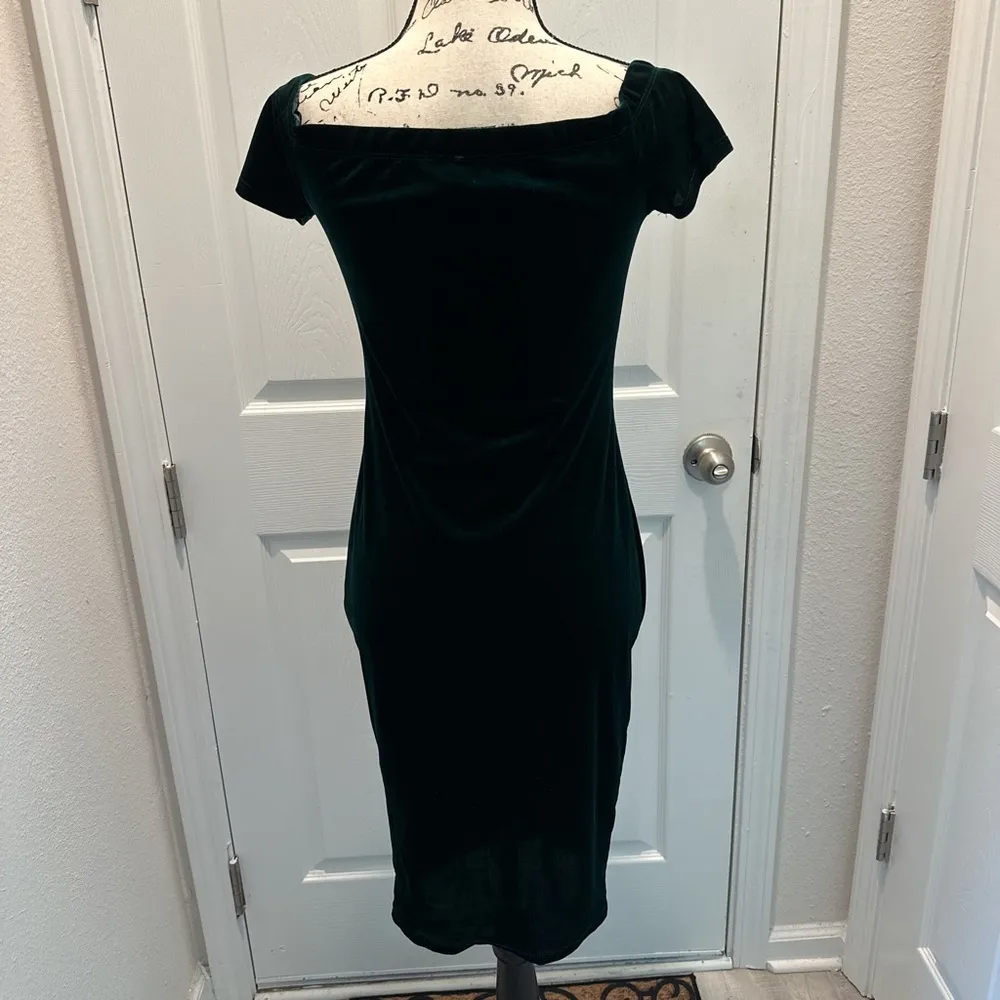 Windsor Elegant Green Velvet Dress - Image 3