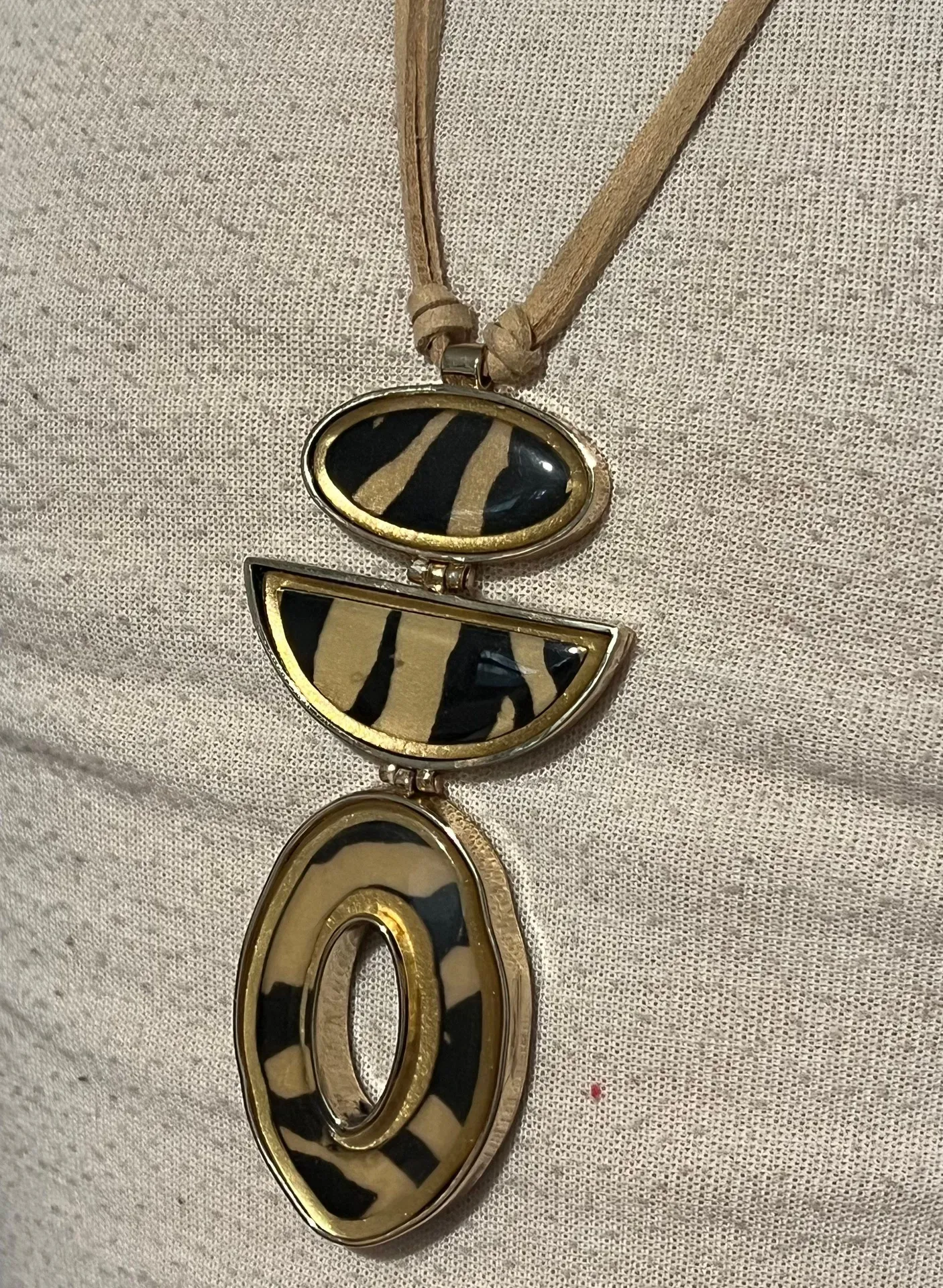 NEW NWT Chicos Black Tan Reversible Pendant Necklace - Image 4