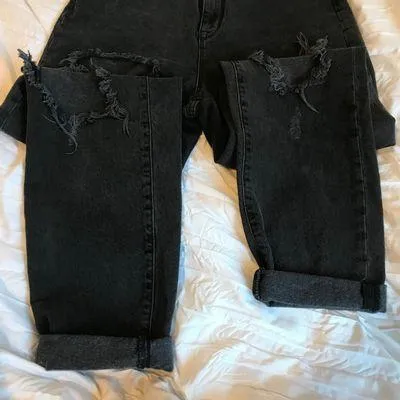 black distressed mom jeans - Image 4