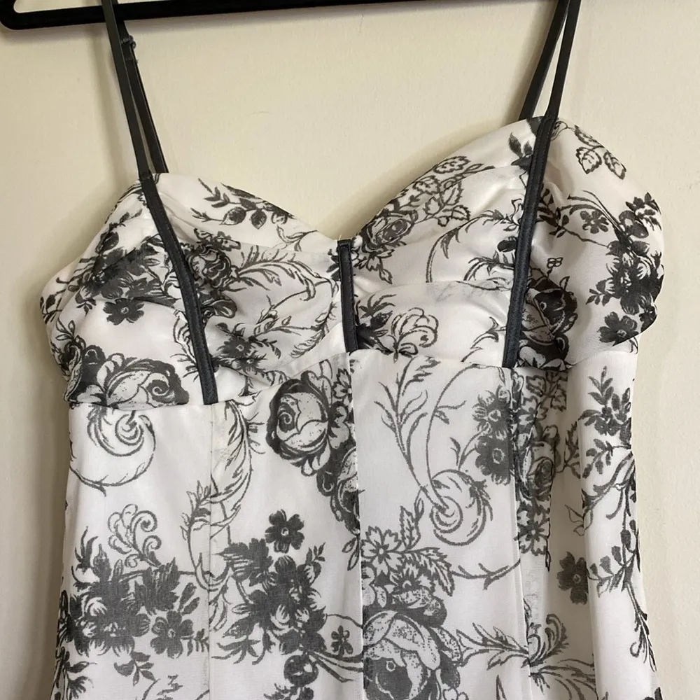 Studio Y Blck and White Floral dress Medium - Image 2