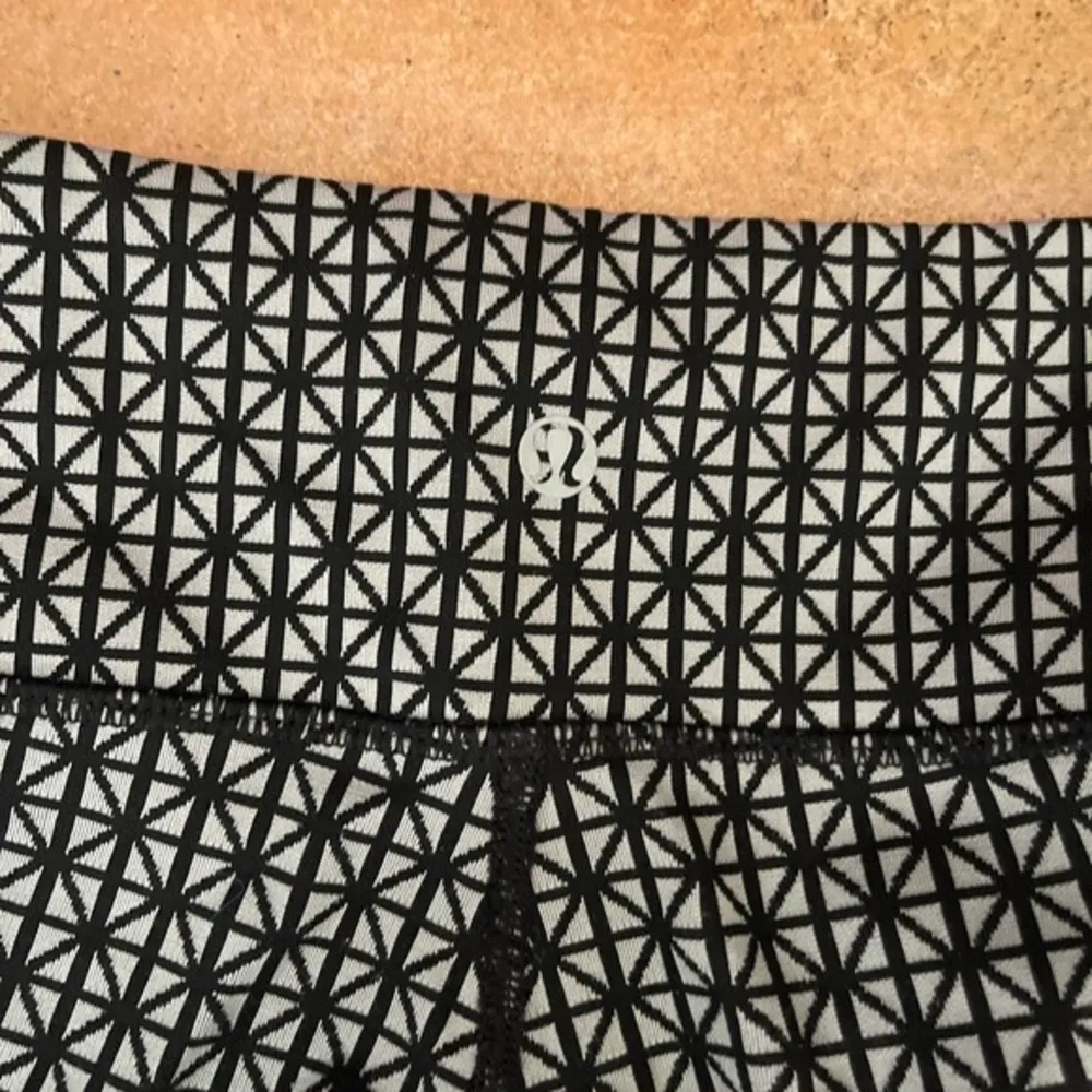 Lululemon wonder under leggings with a triangle starburst pattern - Image 4
