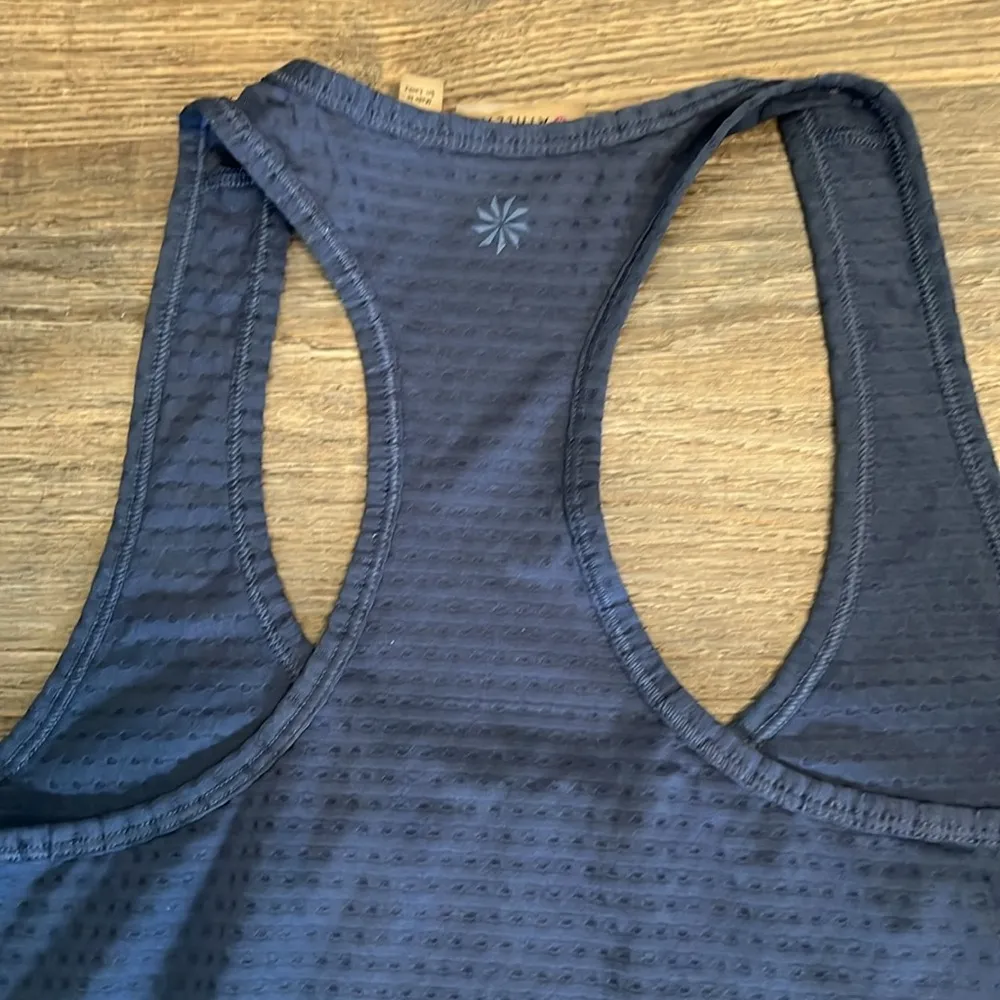 Athleta Women's Navy Blue Razor Back Athletic Tank Top Small - Image 4