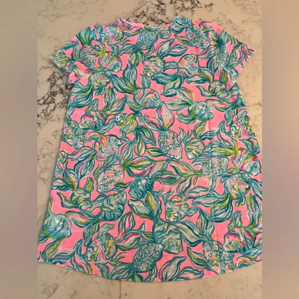 New Lilly Pulitzer top Medium Multicolor T Shirt Pelican Pink Off The Scales - Image 2