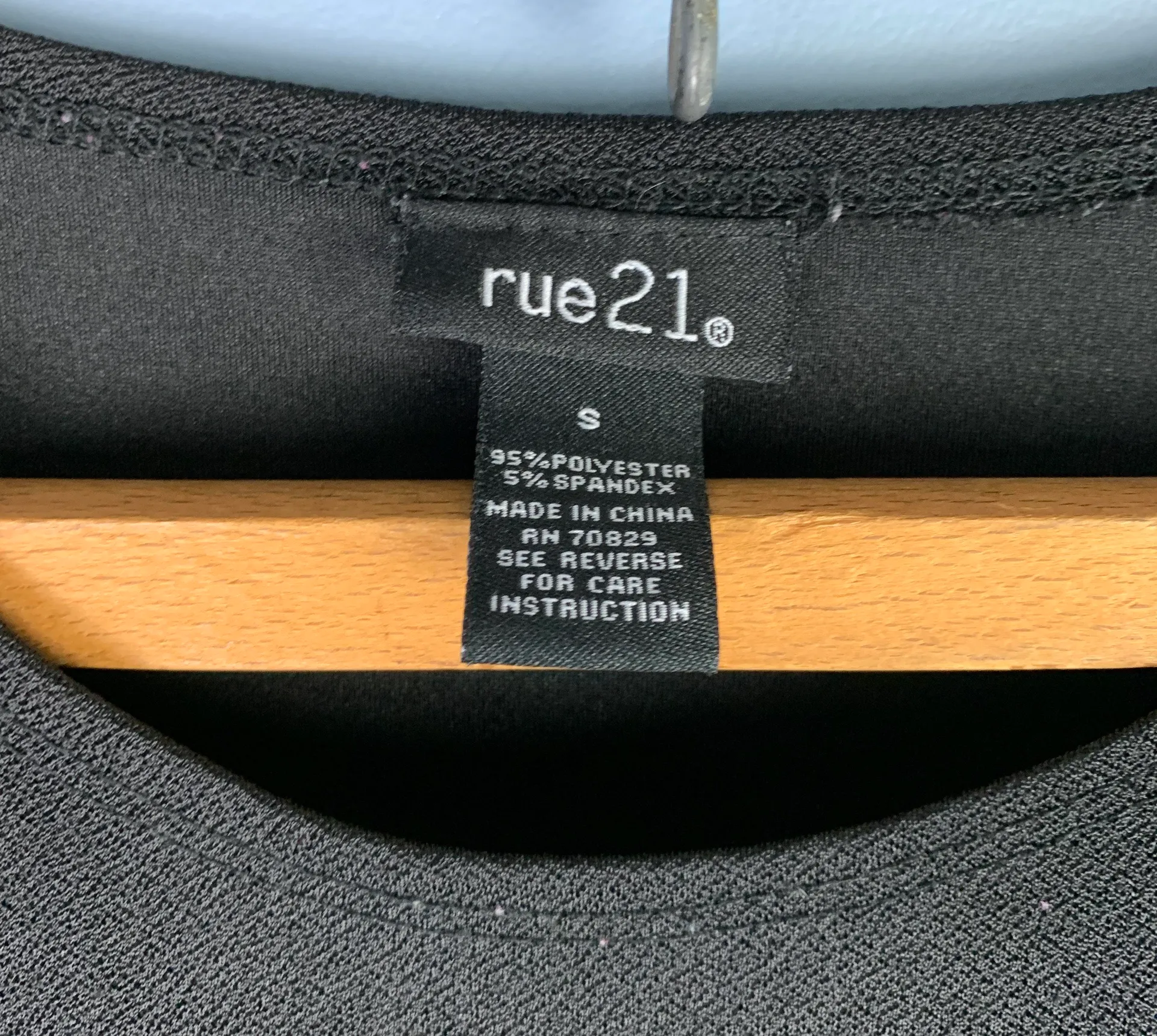 Black Cropped Eyelet Tank Top - Image 3