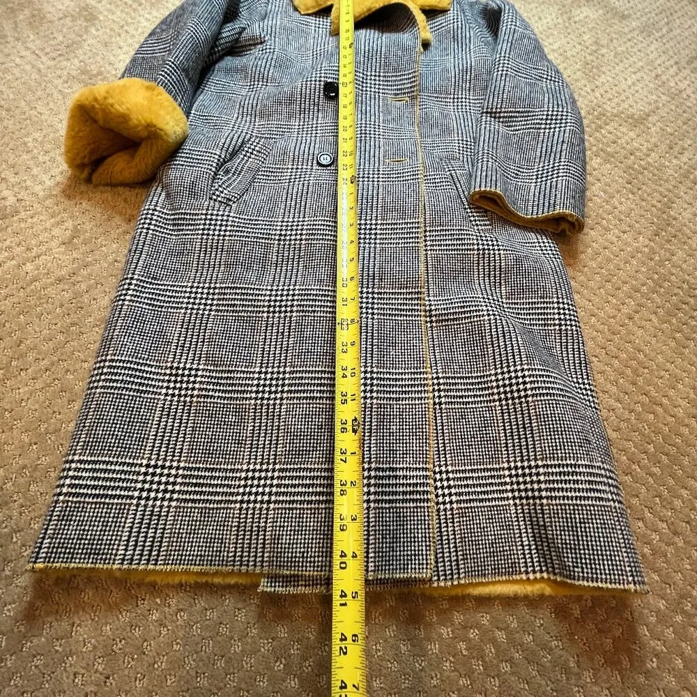 Dolce Cabo Black Herringbone Plaid Dad Oversized Boyfriend Yellow Gold Fur Coat Size M - Image 8