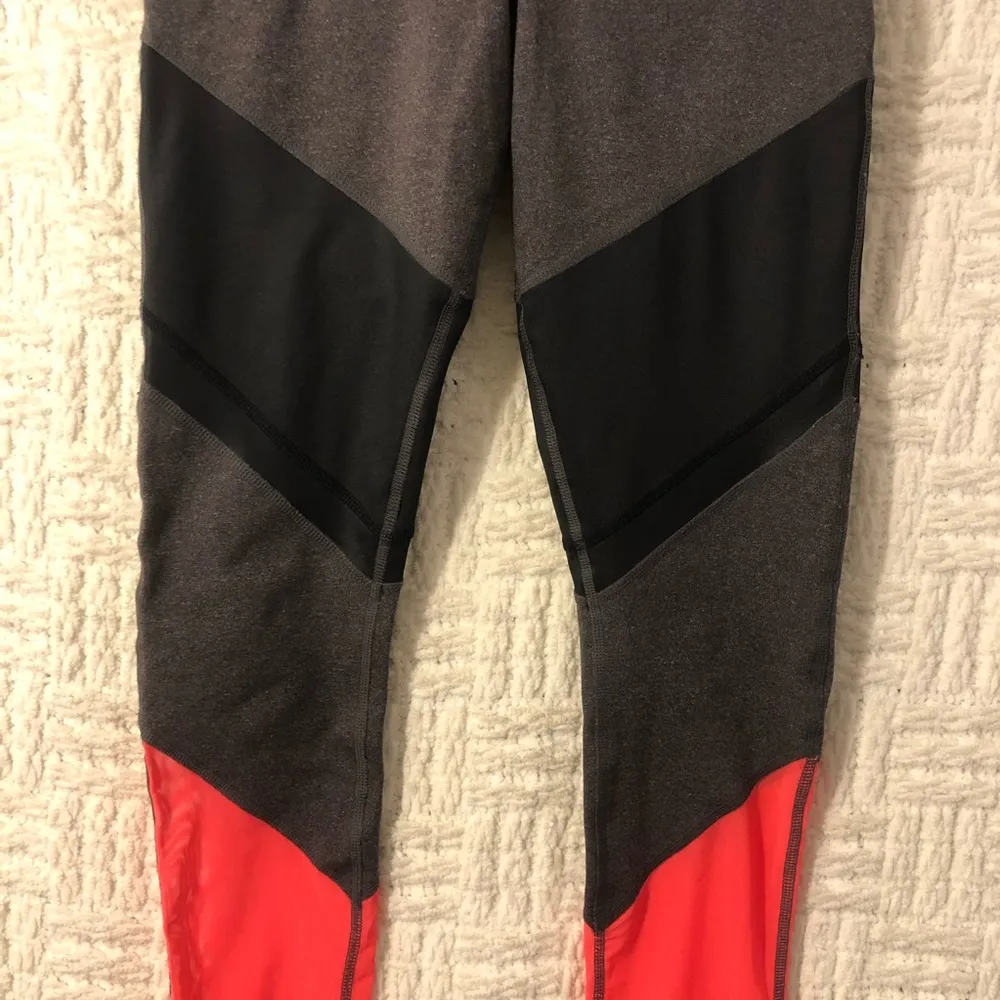 Alo Yoga Sheila Leggings Coral Gray Grey Panel Mesh Medium - Image 4