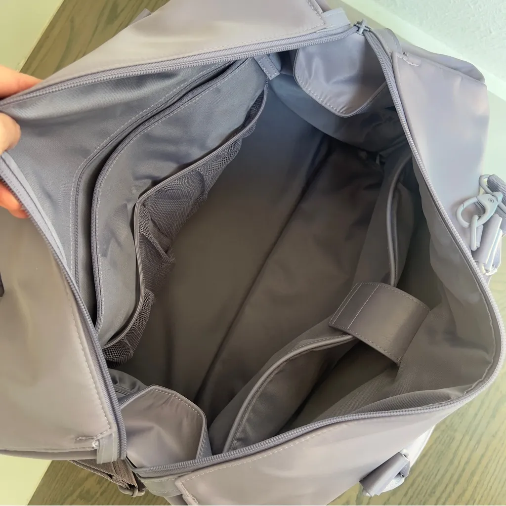 BEIS The Commuter Duffle Bag in Lavender Purple - Image 12