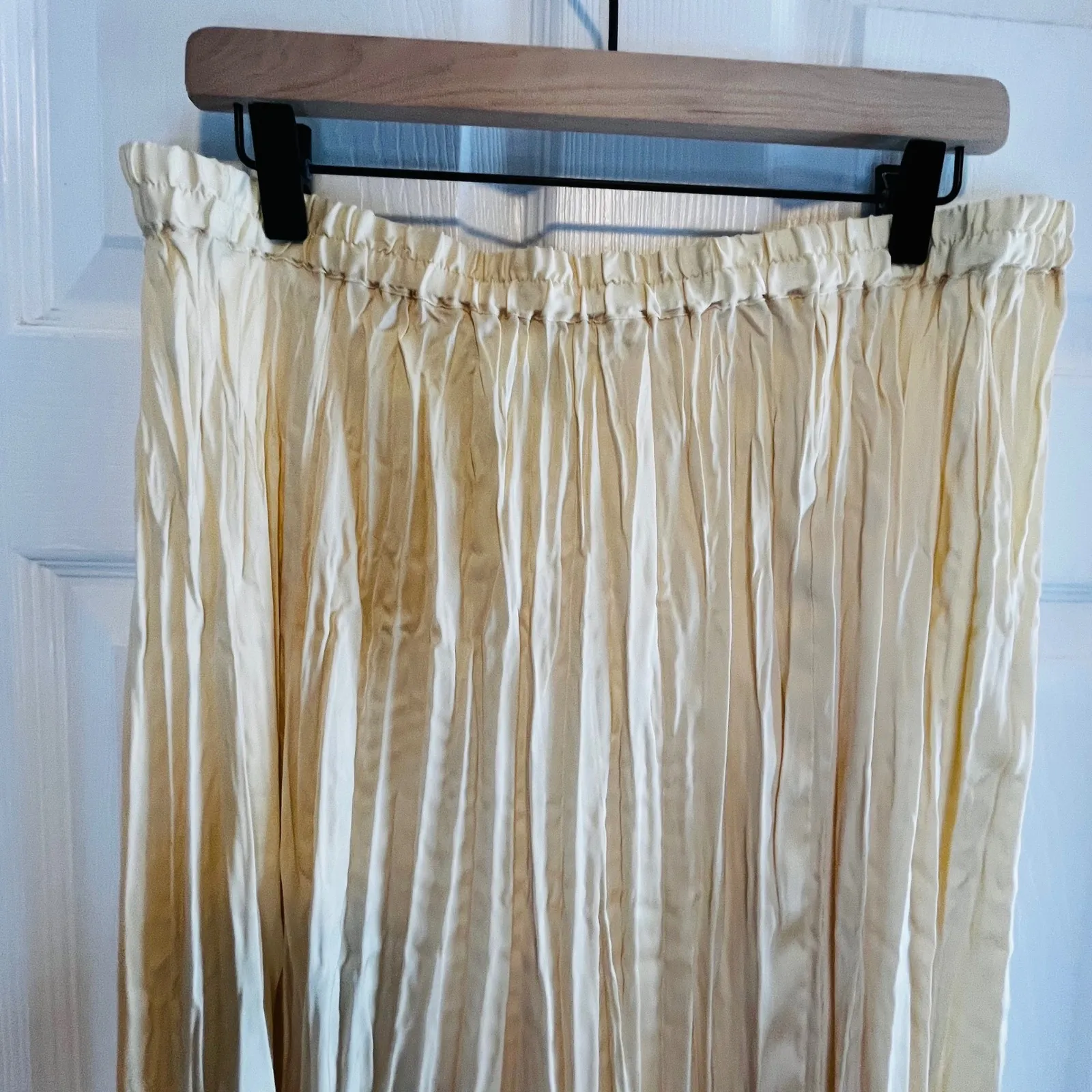 H&M Pleated Midi Skirt Cream Elastic Waist Shiny Satin Look Size M Boho - Image 6