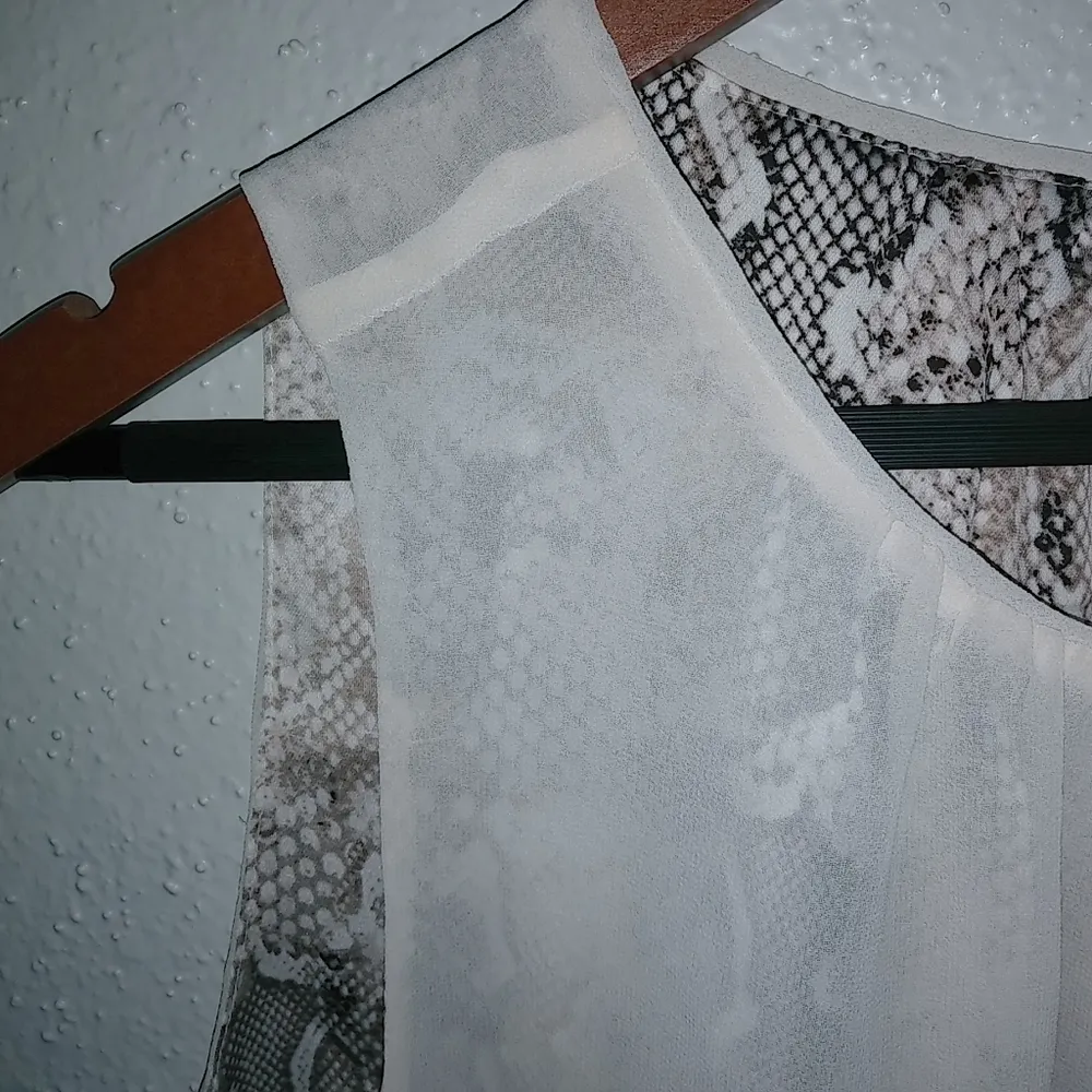 White House Black Market 6 Sleeveless Blush Snake Flowy Top - Image 8